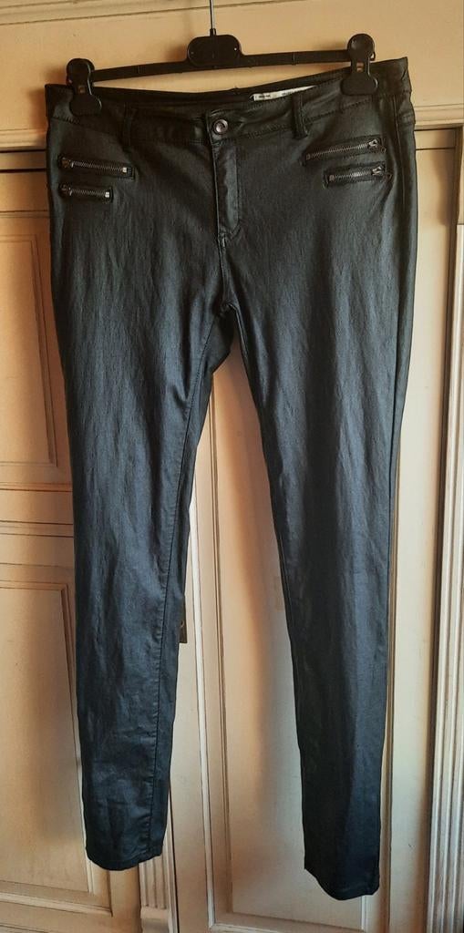 Zwarte slim fit broek met coating & stretch, maat 42, Crazy Lover, Zwart, Ophalen of Verzenden, Zo goed als nieuw