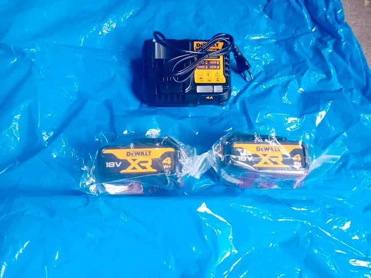 DeWalt Acculader met 2 accu4.0Ah, Doe-het-zelf en Verbouw, Gereedschap | Overige machines, Nieuw, Ophalen of Verzenden