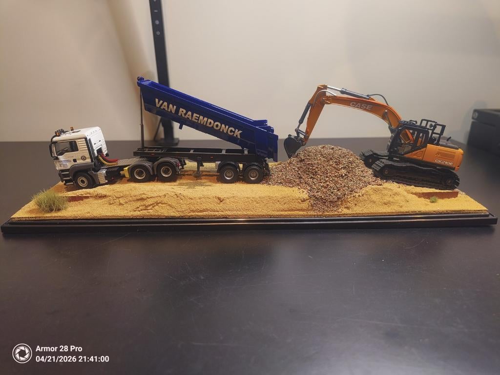 Stolp vitrine met diorama voor kraan en oplegger, Hobby en Vrije tijd, Modelauto's | 1:50, Ophalen of Verzenden, Zo goed als nieuw