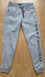 Tommy hilfiger trainingsbroek grijs maat 152 jongen, Kinderen en Baby's, Kinderkleding | Maat 152, Broek, Ophalen of Verzenden