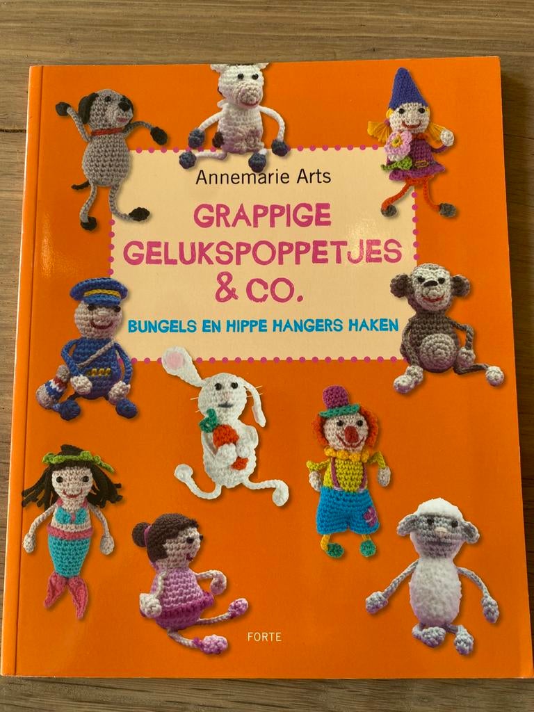 Annemarie Arts - Grappige gelukspoppetjes en co, Breien en Haken, Ophalen of Verzenden, Zo goed als nieuw, Annemarie Arts