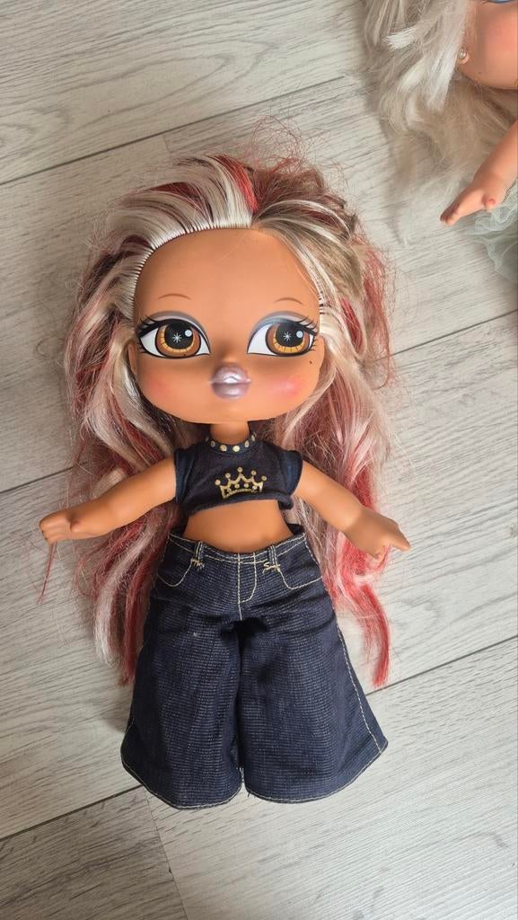 Bratz pop met rood/blond haar en denim outfit, Ophalen of Verzenden, Gebruikt, Overige typen