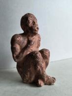 Stenen terracotta beeldje van zieke zittende man Mexico ?, Ophalen of Verzenden, Mens