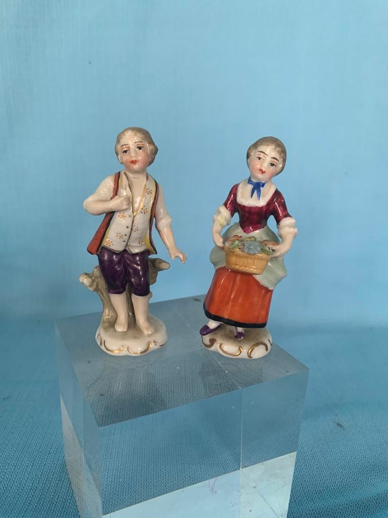 Stel porseleinen figuurtjes gekroonde N 7.5 cm hoog, Ophalen of Verzenden, Zo goed als nieuw, Mens