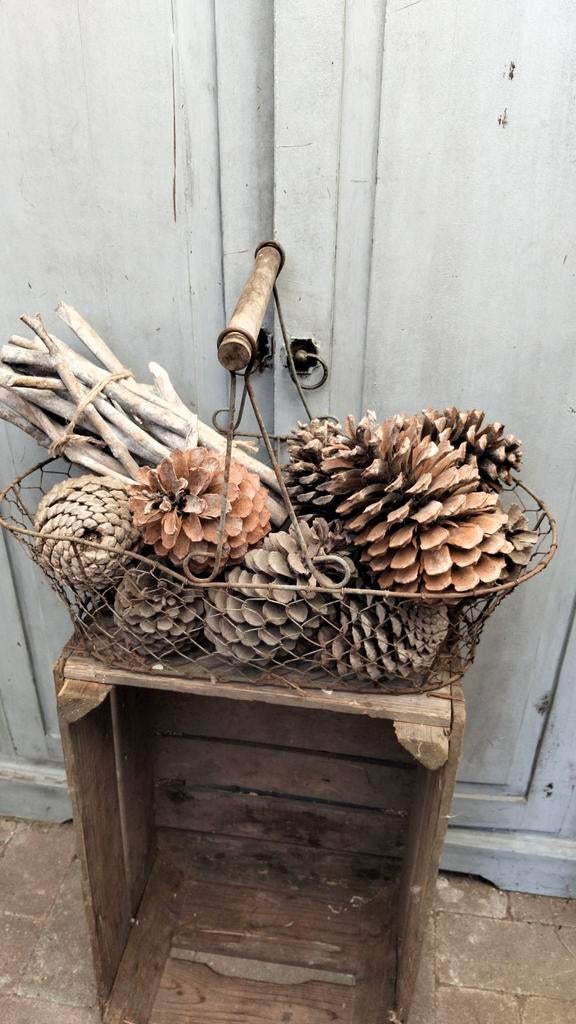 Brocante metalen mand met leuke decoratie erin, Antiek en Kunst, Ophalen of Verzenden