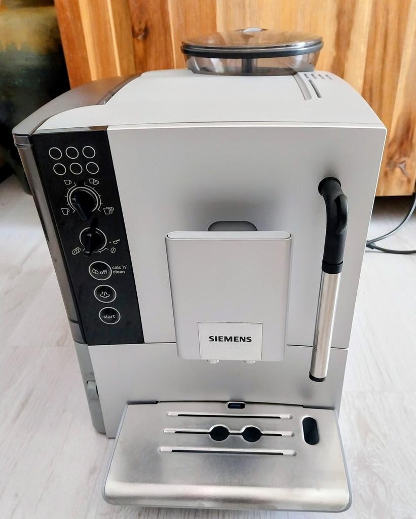 Siemens volaumaat EQ5, Witgoed en Apparatuur, Koffiezetapparaten, Ophalen, Afneembaar waterreservoir, 10 kopjes of meer, Koffiemachine