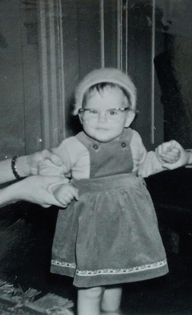 Meisje kijkt door haar eerste bril jaren 40-60, Ophalen of Verzenden, 1940 tot 1960, Gebruikt, Kind