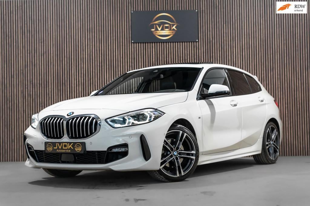 BMW 1-serie 116i M Sport LED NAVI PANO CAMERA, Gebruikt, Wit, Bedrijf, 3 cilinders