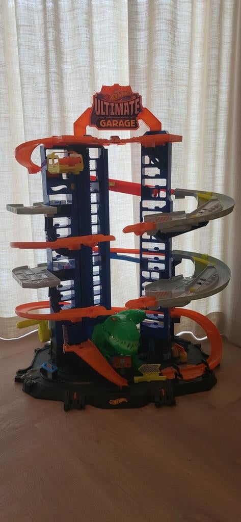 Hot Wheels Ultimate Garage met 3 auto's, Ophalen, Gebruikt