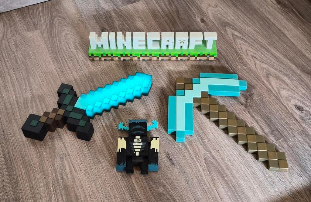 Minecraft set: Oplaadbare lamp, zwaard, bijl en figuur, Ophalen, Zo goed als nieuw, Jongen of Meisje