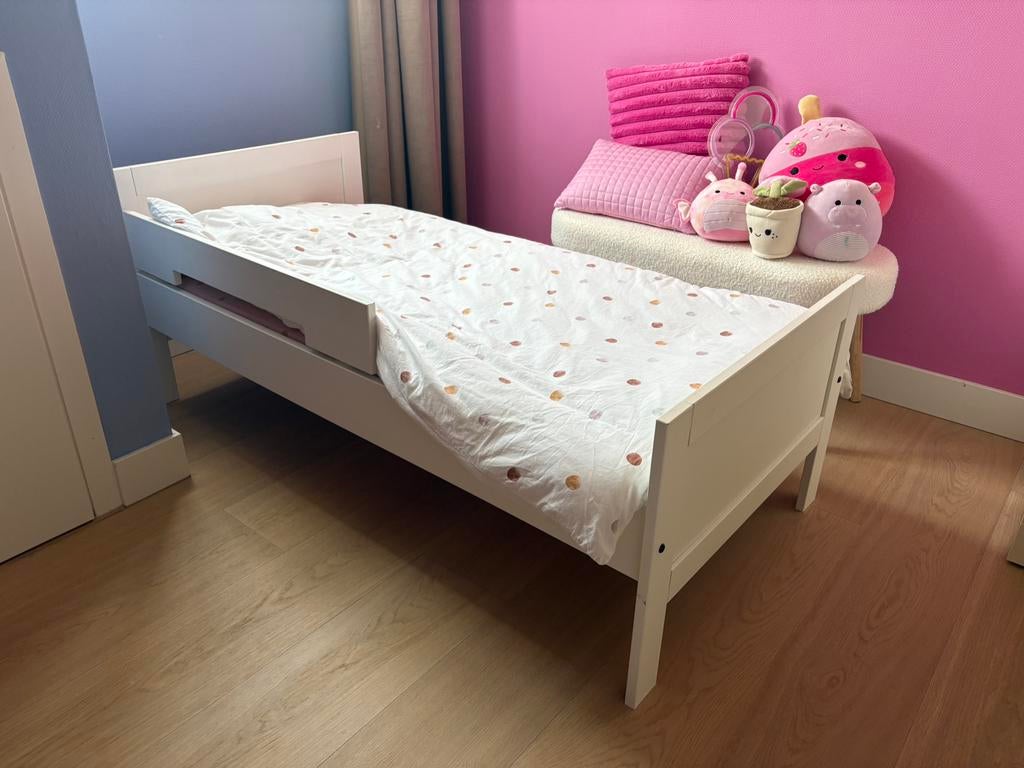 Mooi wit peuterbed met uitvalbeveiliging, inclusief matras, 70 tot 85 cm, 140 tot 160 cm, Zo goed als nieuw, Ophalen