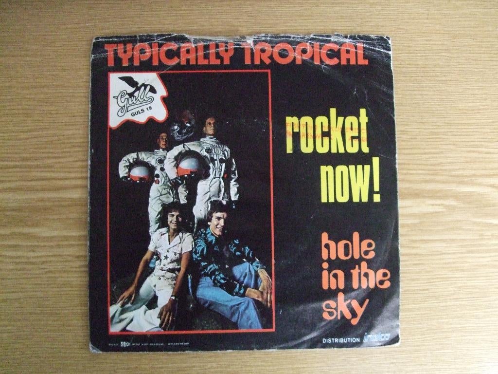 TYPICALLY TROPICAL    ROCKET NOW! / HOLE IN THE SKY, Cd's en Dvd's, Vinyl Singles, Zo goed als nieuw, Single, 1970 - 1979, Rock en Metal
