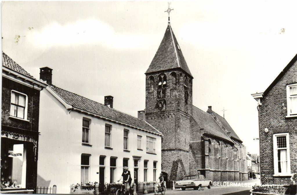 Geldermalsen, Kerkstraat - auto fiets - gelopen, Ophalen of Verzenden, Voor 1920, Gelopen, Noord-Brabant