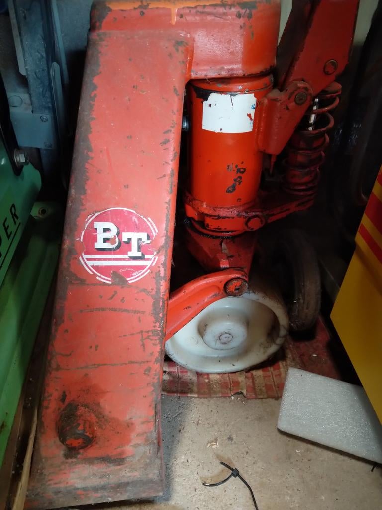 BT Palletwagen met klein lek bij cilinder, Ophalen