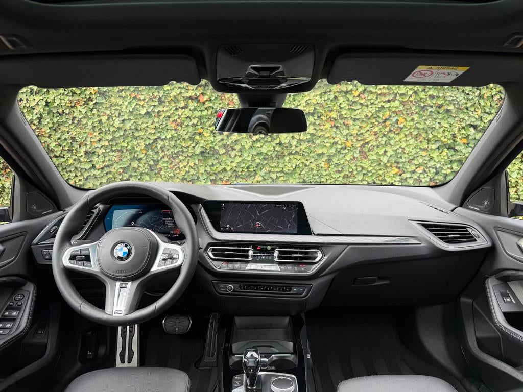 BMW 1-serie 118i High Executive M-Sport | Pano | Leder | Har, Gebruikt, Zwart, Bedrijf, 3 cilinders