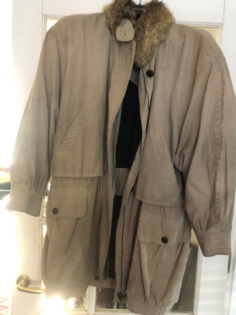 Mooie beige trenchcoat met bontkraag, maat L/XL, Kleding | Dames, Jassen | Zomer, Ophalen of Verzenden, Gedragen, Maat 46/48 (XL) of groter