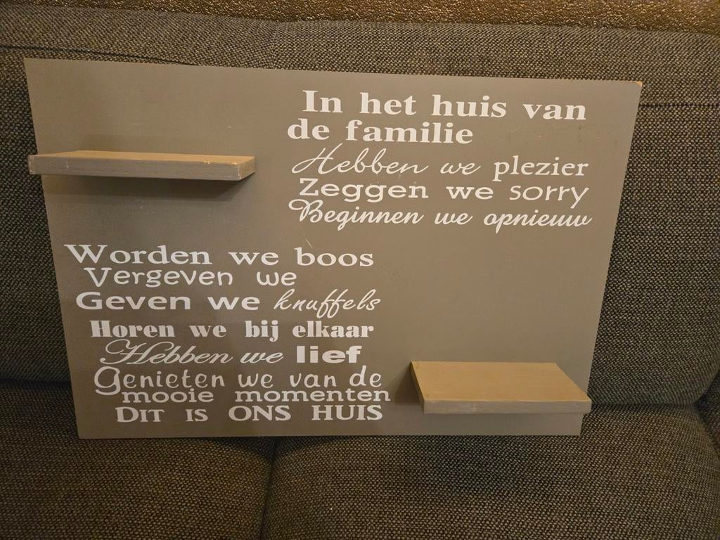 Mooi groot Houten Wandbord: In dit huis, Familie, Huis en Inrichting, Woonaccessoires | Tekstborden en Spreuken, Ophalen of Verzenden