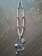 Elegante ketting met zilverkleurige hanger en bedels, Sieraden, Tassen en Uiterlijk, Kettingen, Ophalen of Verzenden, Zo goed als nieuw