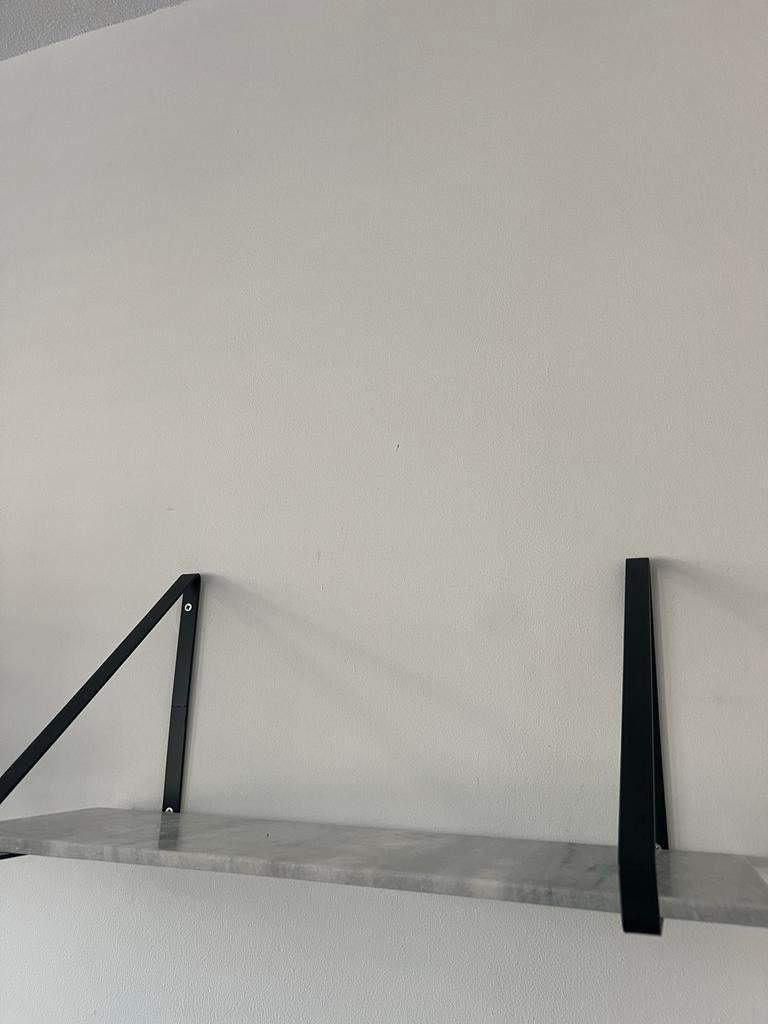 Modern marmeren boekenrek met zwarte metalen beugels, Met plank(en), Zo goed als nieuw, Minder dan 25 cm, Minder dan 100 cm