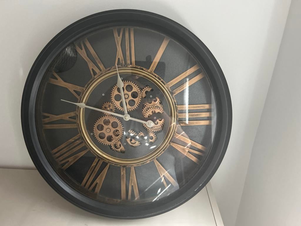 Industriële wandklok met draaiende tandwielen, Ophalen of Verzenden, Zo goed als nieuw, Analoog, Wandklok