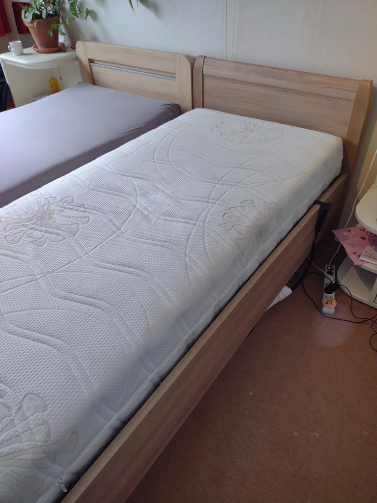 Stevig matras 200 bij 90 ; heel netjes., Ophalen, Zo goed als nieuw, Eenpersoons