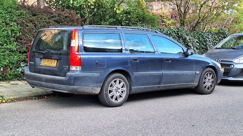Volvo V70 2.4 T 200PK AUT 2002 Blauw, Auto's, Volvo, 1556 kg, Stof, 1800 kg, Blauw
