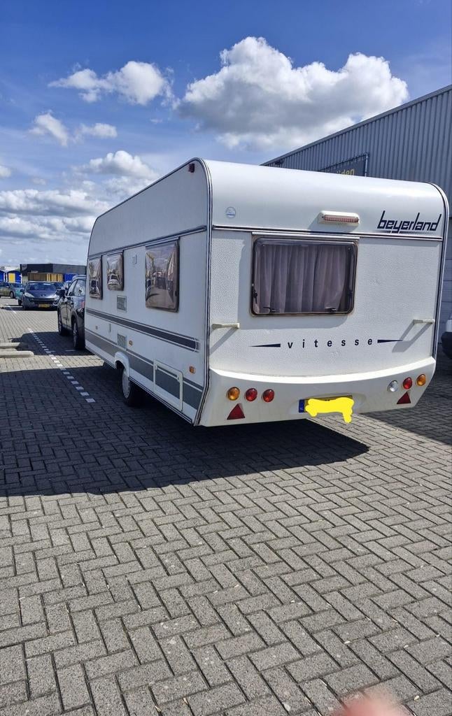 Beyerland Vitesse 490 uit 2002 + voortent en luifel, Caravans en Kamperen, Kachel, Frans bed, Treinzit, 750 - 1000 kg