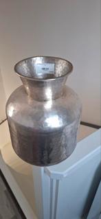 Zilverkleurige metalen vaas/pot - Gehamerd design, Huis en Inrichting, Woonaccessoires | Vazen, Overige materialen, Overige kleuren