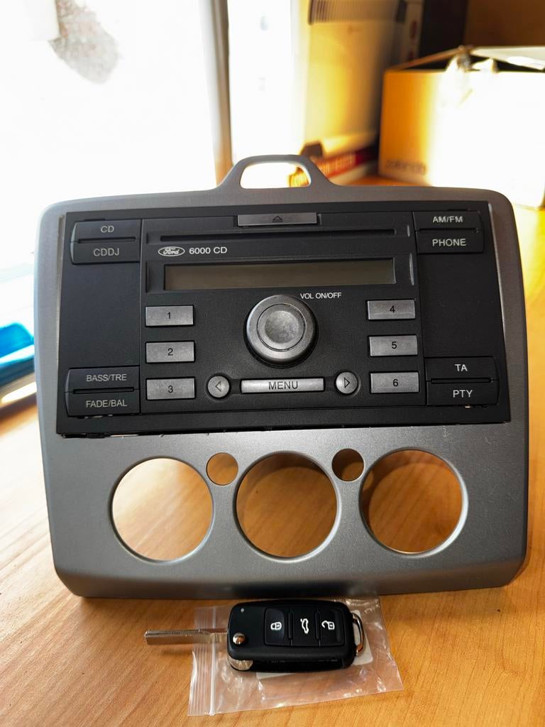 Ford 6000 CD Radio + Frame + skoda key, Auto diversen, Ophalen of Verzenden, Gebruikt
