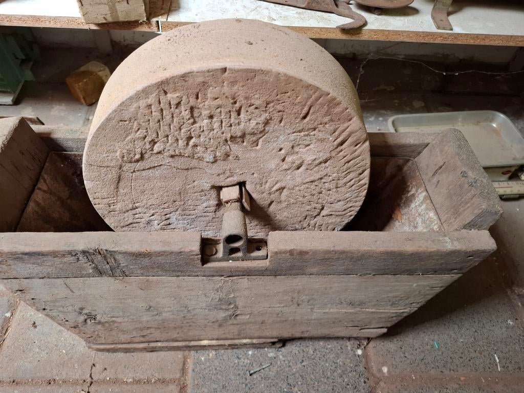 Antieke slijpsteen met houten bak, Ophalen