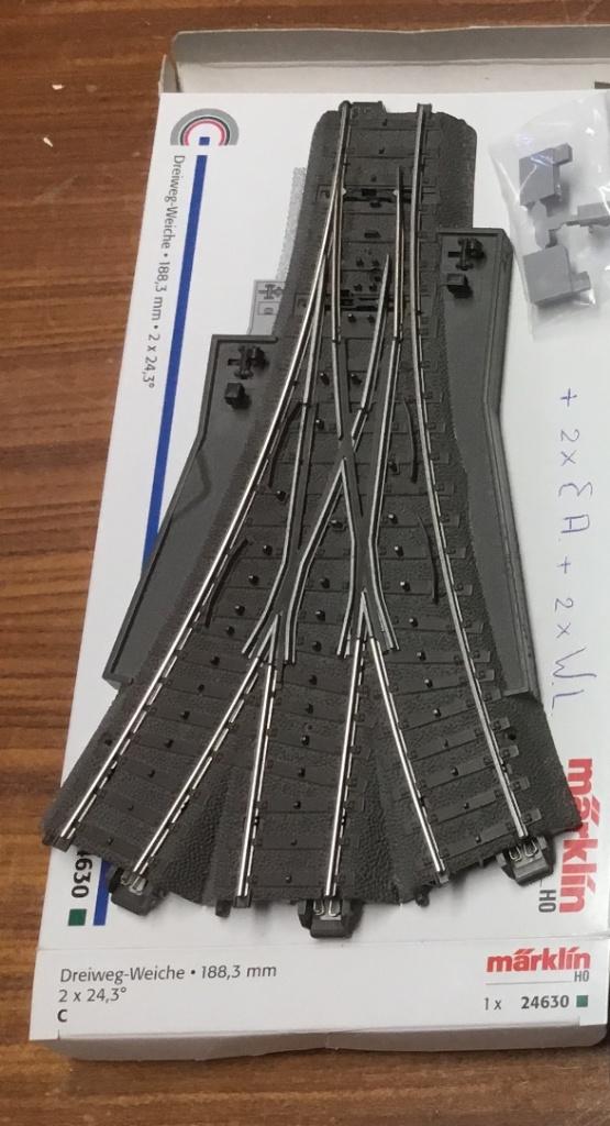 MäRKLIN H0 C-RAILS # 24630 DRIEWEGWISSEL El.+Verlichting OVP, Hobby en Vrije tijd, Modeltreinen | H0, Wisselstroom, Gebruikt, Rails