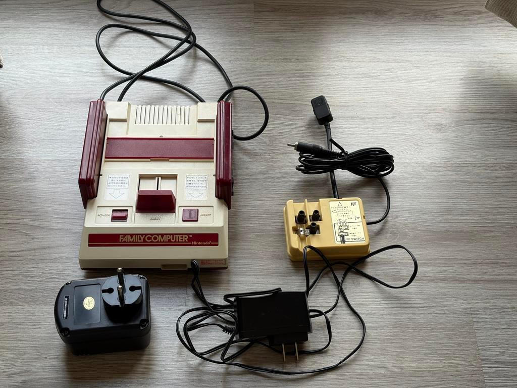 Famicom console incl. stroom converter, Ophalen, Gebruikt, Met 2 controllers
