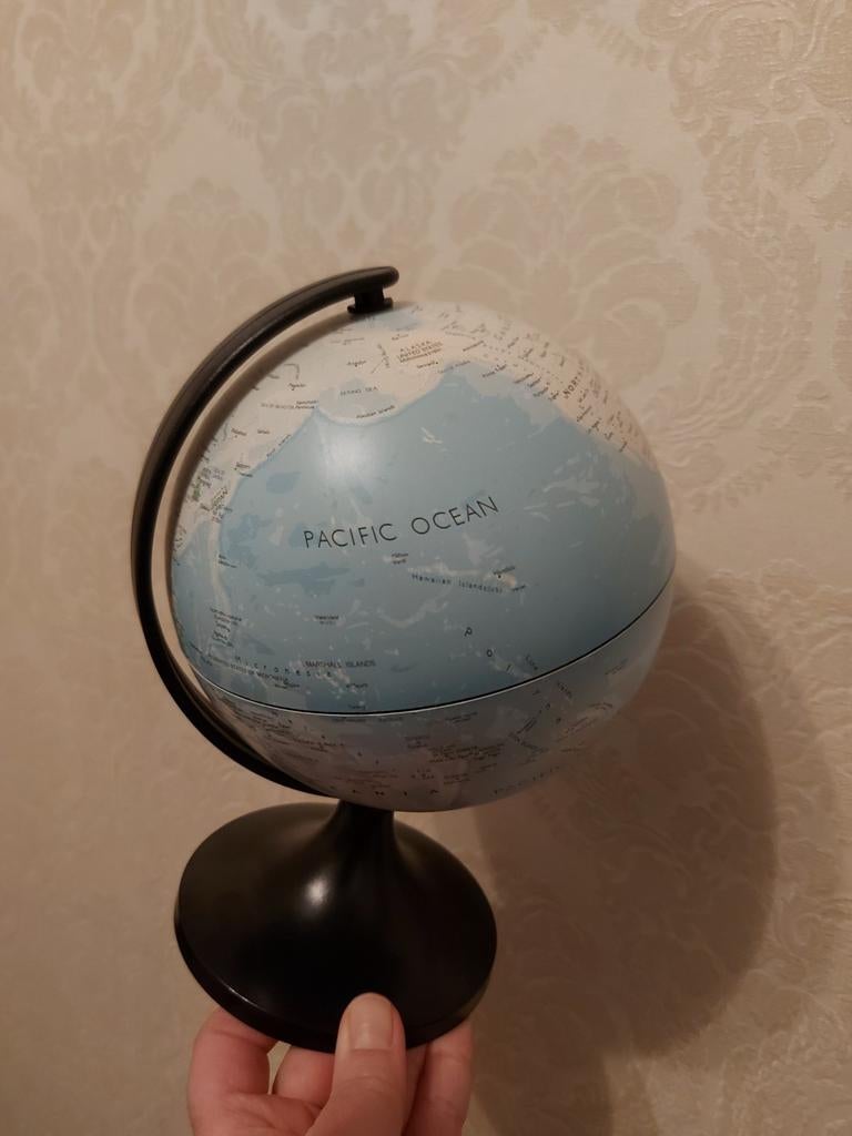 Wereldbol met zwarte voet, Ophalen of Verzenden, Zo goed als nieuw