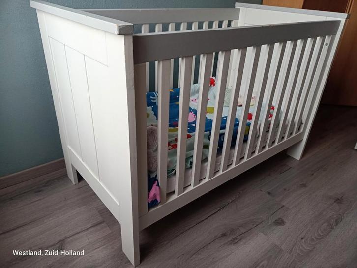 Mooi wit kinderledikant met grijze accenten, Kinderen en Baby's, Babywiegjes en Ledikanten, Gebruikt, Ledikant, Ophalen of Verzenden