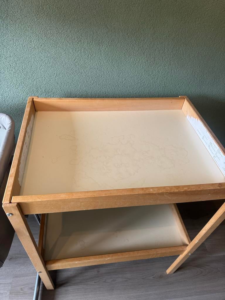 Houten commode met opstaande rand, Gebruikt, 50 tot 70 cm, Ophalen of Verzenden, 75 tot 100 cm