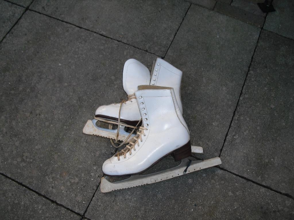 TE KOOP PAAR DAMES KUNST SCHAATSEN, Sport en Fitness, Schaatsen, Ophalen, Noren, Overige merken