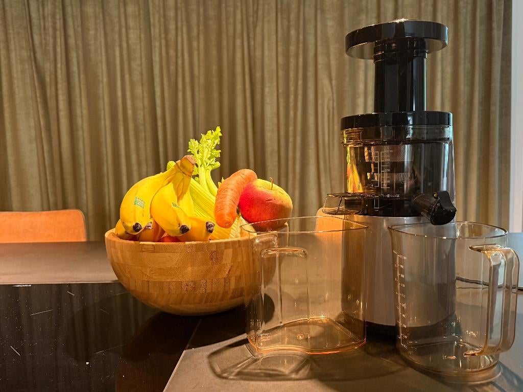 Hurom slowjuicer type HH-DBE11, Ophalen, Zo goed als nieuw, Elektrisch, Slowjuicer