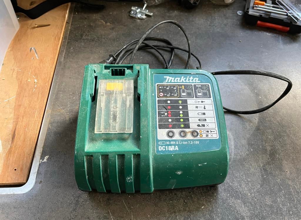 Makita 18v snellader, Ophalen of Verzenden, Gebruikt