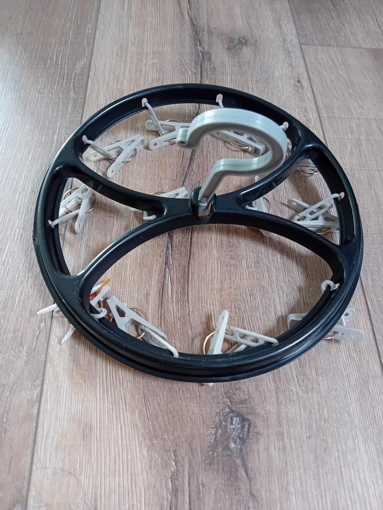 Hangend rond droogrek met wasknijpers, Ophalen