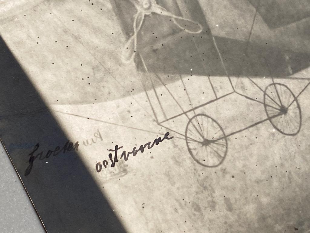 Fotokaart met meisje in een vliegtuig ca. 1910 (Oostvoorne), Verzamelen, Ophalen of Verzenden, Voor 1920, Noord-Brabant