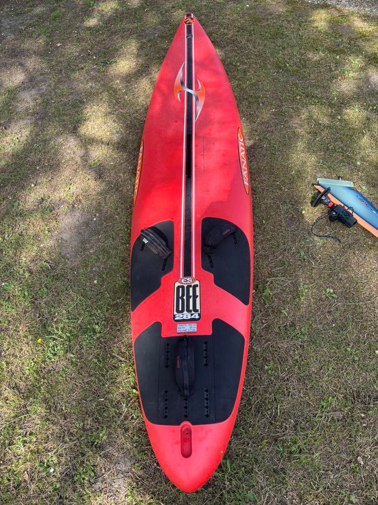 Fanatic Bee 2.84m: Old school, maar plezier gegarandeerd!, Watersport en Boten, Windsurfen, Ophalen, 250 tot 300 cm, Gebruikt