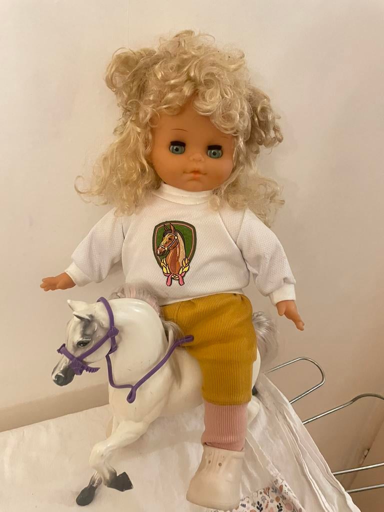 mooi pop krullend haar en paarden trui, Ophalen of Verzenden