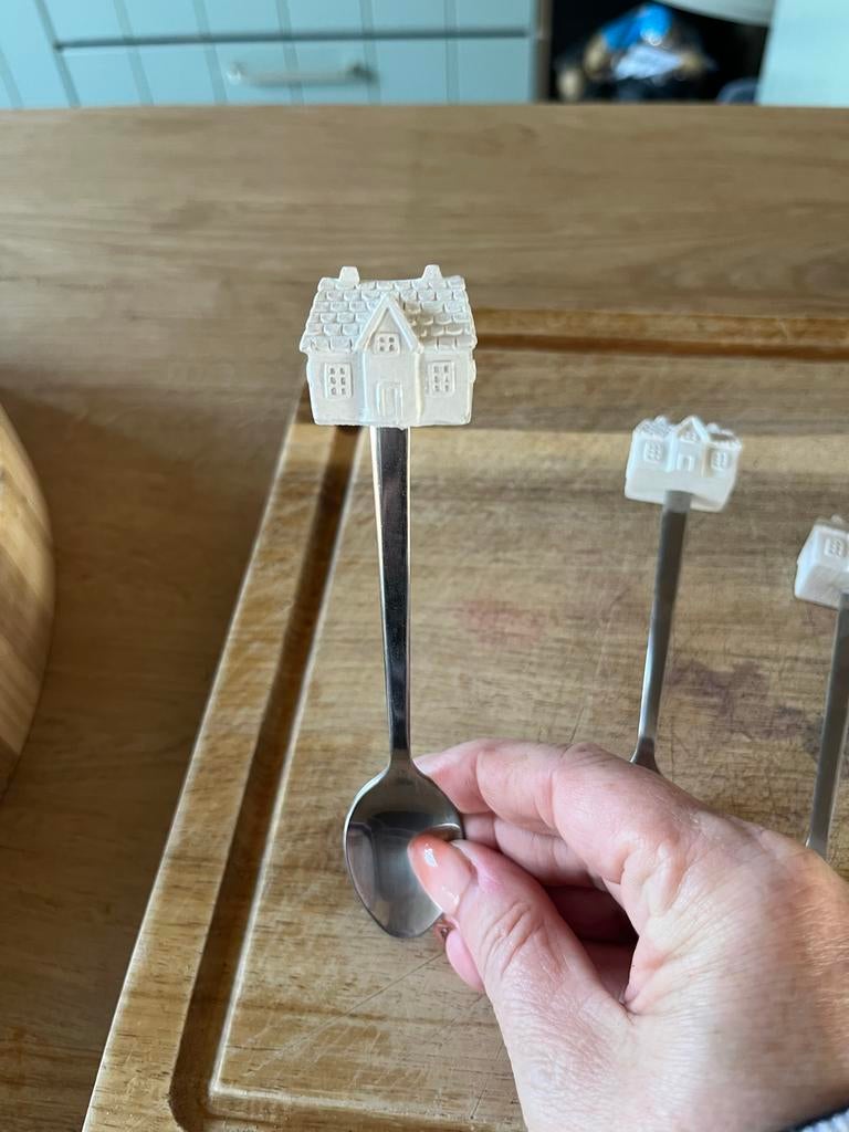 Rivièra Maison theelepels huisjes en theepotjes - 7 stuks, Ophalen of Verzenden, Gebruikt, Rvs of Chroom, Los bestek