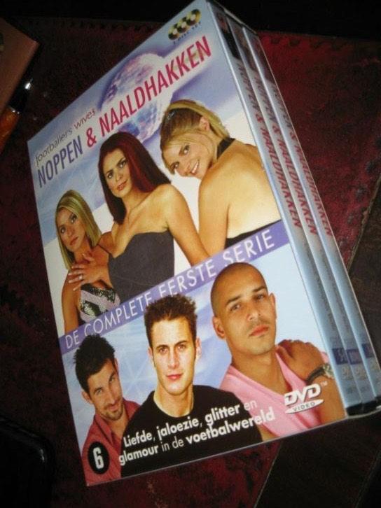 DVD box Noppen & Naaldhakken – Footballers Wives – 1e Serie, Alle leeftijden, Ophalen of Verzenden, Zo goed als nieuw