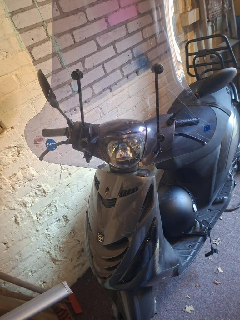 Piaggo zip 2018 snor met helm en beenkleed, Fietsen en Brommers, Ophalen of Verzenden, Benzine, Zip