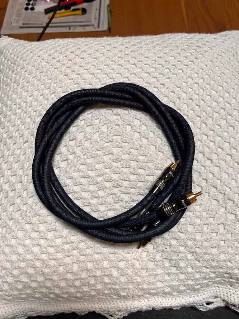 RU Connected RCA interconnects  2x 1 meter. Made in Holland., Ophalen of Verzenden, Zo goed als nieuw, Minder dan 2 meter, Interlink-kabel