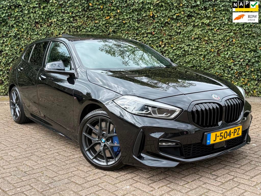 BMW 1-serie 118i High Executive M-Sport | Pano | Leder | Har, Gebruikt, Zwart, Bedrijf, 3 cilinders
