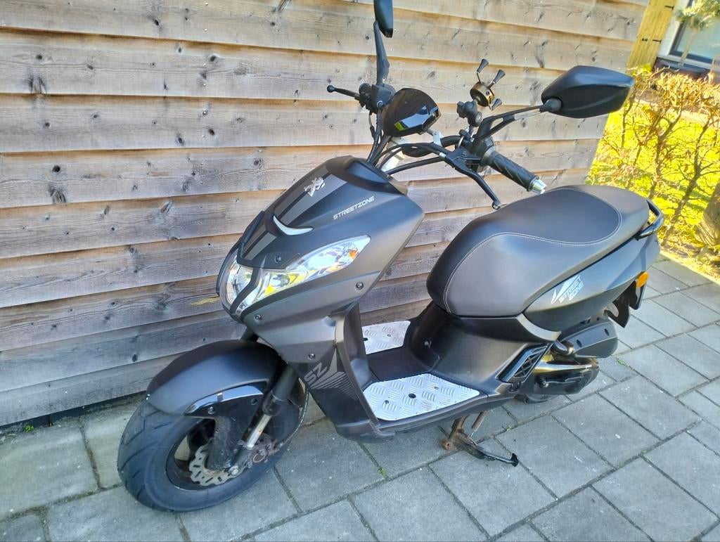 Peugeot Kisbee Streetzone -als nieuw- Brom- 2023, Ophalen, Zo goed als nieuw, Benzine, Peugeot
