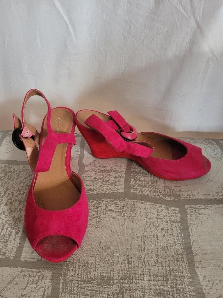 Gave sandalen met sleehak. NIEUW. Mt 40. Merk Trend One, ., Nieuw, Ophalen of Verzenden, Sneakers of Gympen