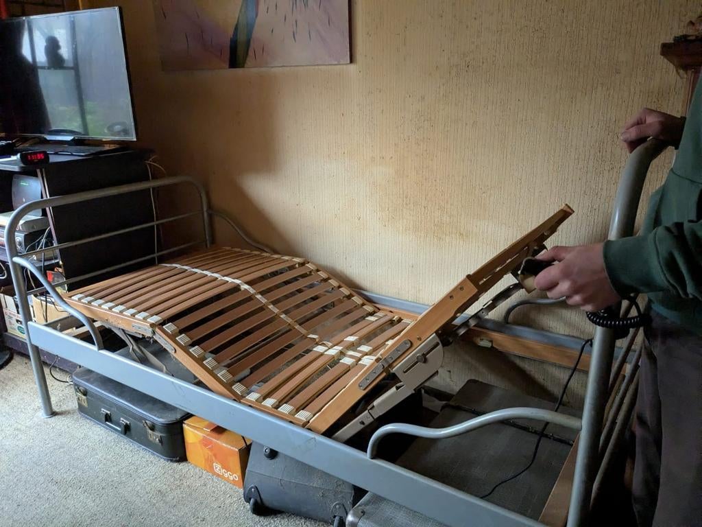 Elektrisch verstelbaar bed, in goede staat, Ophalen, 90 cm, Eenpersoons, Metaal